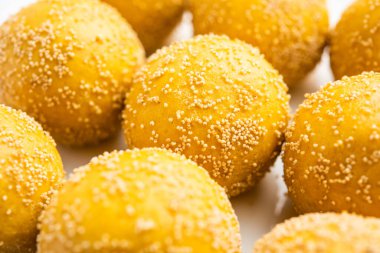 Khas khas besan laddu ya da haşhaş tohumu ve nohut unu laddo