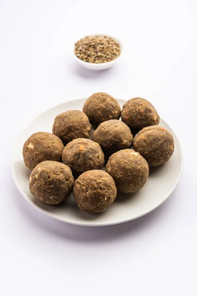 Bajra Atta Ladoo或Kuler Laddoo Millet Flour Laddu 一种来自印度的受欢迎的冬季甜零食 — 图库照片