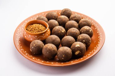 Kışın bağışıklığı arttırmak için FenuGreek veya Methi ke Laddu, laddo veya laddoo veya tatlı mithai topları