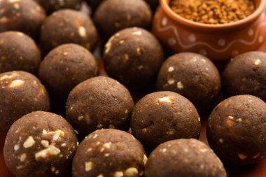Kışın bağışıklığı arttırmak için FenuGreek veya Methi ke Laddu, laddo veya laddoo veya tatlı mithai topları