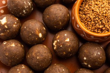 Kışın bağışıklığı arttırmak için FenuGreek veya Methi ke Laddu, laddo veya laddoo veya tatlı mithai topları