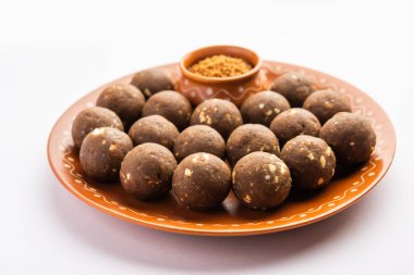 Kışın bağışıklığı arttırmak için FenuGreek veya Methi ke Laddu, laddo veya laddoo veya tatlı mithai topları