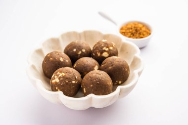 Kışın bağışıklığı arttırmak için FenuGreek veya Methi ke Laddu, laddo veya laddoo veya tatlı mithai topları