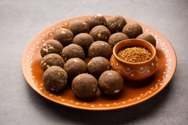 Kışın bağışıklığı arttırmak için FenuGreek veya Methi ke Laddu, laddo veya laddoo veya tatlı mithai topları