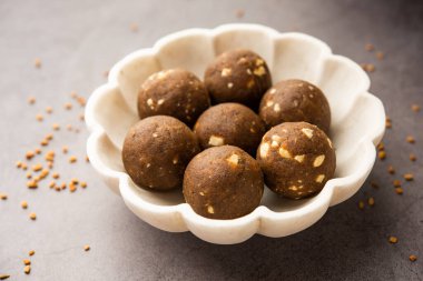 Kışın bağışıklığı arttırmak için FenuGreek veya Methi ke Laddu, laddo veya laddoo veya tatlı mithai topları