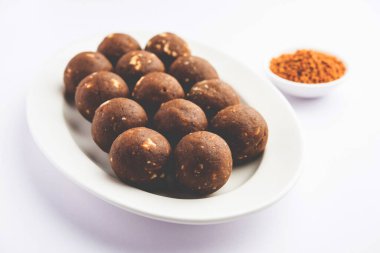 Kışın bağışıklığı arttırmak için FenuGreek veya Methi ke Laddu, laddo veya laddoo veya tatlı mithai topları