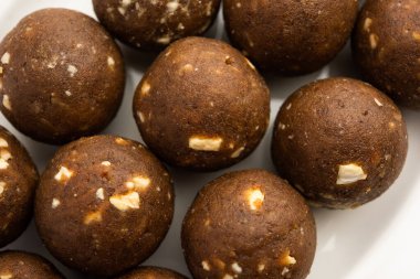 Kışın bağışıklığı arttırmak için FenuGreek veya Methi ke Laddu, laddo veya laddoo veya tatlı mithai topları