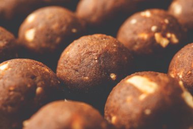 Kışın bağışıklığı arttırmak için FenuGreek veya Methi ke Laddu, laddo veya laddoo veya tatlı mithai topları