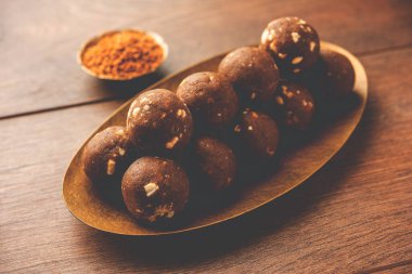 Kışın bağışıklığı arttırmak için FenuGreek veya Methi ke Laddu, laddo veya laddoo veya tatlı mithai topları