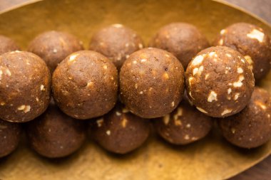 Kışın bağışıklığı arttırmak için FenuGreek veya Methi ke Laddu, laddo veya laddoo veya tatlı mithai topları