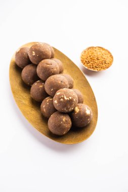 Kışın bağışıklığı arttırmak için FenuGreek veya Methi ke Laddu, laddo veya laddoo veya tatlı mithai topları