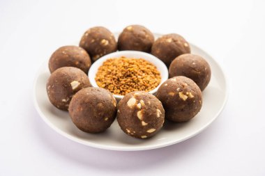 Kışın bağışıklığı arttırmak için FenuGreek veya Methi ke Laddu, laddo veya laddoo veya tatlı mithai topları
