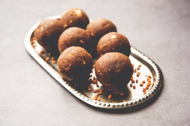 Kışın bağışıklığı arttırmak için FenuGreek veya Methi ke Laddu, laddo veya laddoo veya tatlı mithai topları