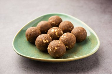 Kışın bağışıklığı arttırmak için FenuGreek veya Methi ke Laddu, laddo veya laddoo veya tatlı mithai topları