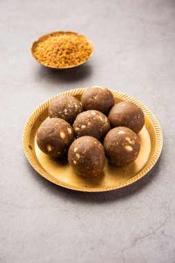 Kışın bağışıklığı arttırmak için FenuGreek veya Methi ke Laddu, laddo veya laddoo veya tatlı mithai topları