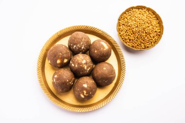 Kışın bağışıklığı arttırmak için FenuGreek veya Methi ke Laddu, laddo veya laddoo veya tatlı mithai topları