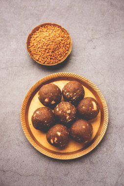 Kışın bağışıklığı arttırmak için FenuGreek veya Methi ke Laddu, laddo veya laddoo veya tatlı mithai topları