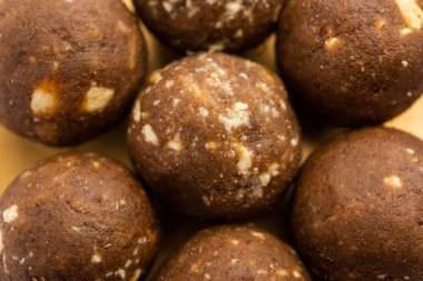 Kışın bağışıklığı arttırmak için FenuGreek veya Methi ke Laddu, laddo veya laddoo veya tatlı mithai topları