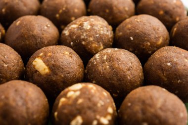 Kışın bağışıklığı arttırmak için FenuGreek veya Methi ke Laddu, laddo veya laddoo veya tatlı mithai topları