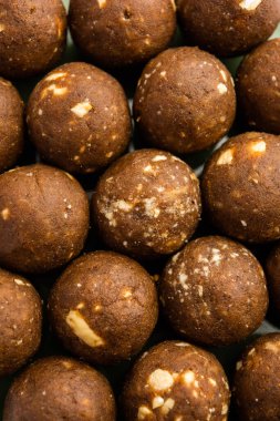 Kışın bağışıklığı arttırmak için FenuGreek veya Methi ke Laddu, laddo veya laddoo veya tatlı mithai topları