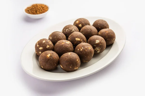 用于提高冬季免疫力的Fenugreek或Methi Laddu Laddo或Laddoo或Sweet Mithai Balls — 图库照片