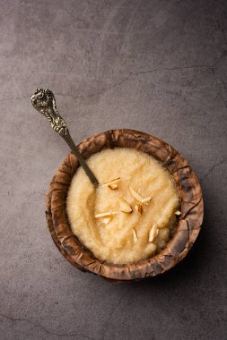 Khas Khas ka Halwa ayrıca post halva, sheera ya da sooji olarak da bilinir haşhaş tohumu, ghee ve şeker kullanarak yapılır.