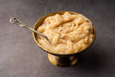 Khas Khas ka Halwa ayrıca post halva, sheera ya da sooji olarak da bilinir haşhaş tohumu, ghee ve şeker kullanarak yapılır.