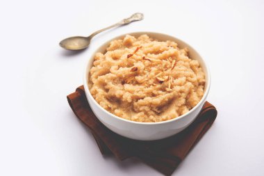 Khas Khas ka Halwa ayrıca post halva, sheera ya da sooji olarak da bilinir haşhaş tohumu, ghee ve şeker kullanarak yapılır.