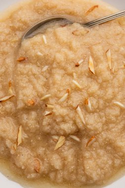 Khas Khas ka Halwa ayrıca post halva, sheera ya da sooji olarak da bilinir haşhaş tohumu, ghee ve şeker kullanarak yapılır.