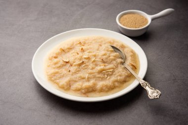 Khas Khas ka Halwa ayrıca post halva, sheera ya da sooji olarak da bilinir haşhaş tohumu, ghee ve şeker kullanarak yapılır.