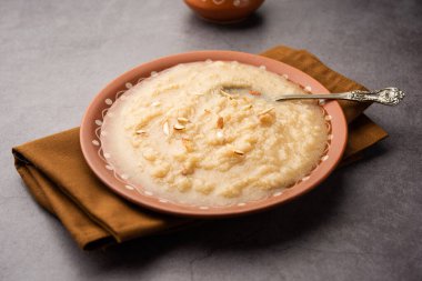 Khas Khas ka Halwa ayrıca post halva, sheera ya da sooji olarak da bilinir haşhaş tohumu, ghee ve şeker kullanarak yapılır.