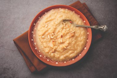 Khas Khas ka Halwa ayrıca post halva, sheera ya da sooji olarak da bilinir haşhaş tohumu, ghee ve şeker kullanarak yapılır.