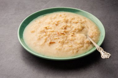 Khas Khas ka Halwa ayrıca post halva, sheera ya da sooji olarak da bilinir haşhaş tohumu, ghee ve şeker kullanarak yapılır.