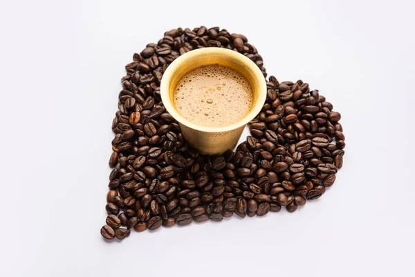 南印度过滤咖啡 用传统的搅拌器或杯子盛在烤过的生豆上 — 图库照片