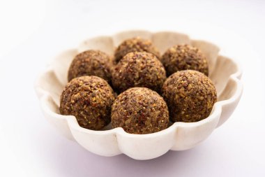 Alsi pinni laddu ya da keten tohumu laddo veya sağlıklı jawa ladoo Hint tatlı enerji toplarıdır.