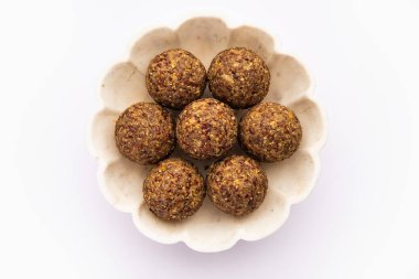 Alsi pinni laddu ya da keten tohumu laddo veya sağlıklı jawa ladoo Hint tatlı enerji toplarıdır.