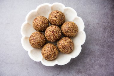 Alsi pinni laddu ya da keten tohumu laddo veya sağlıklı jawa ladoo Hint tatlı enerji toplarıdır.