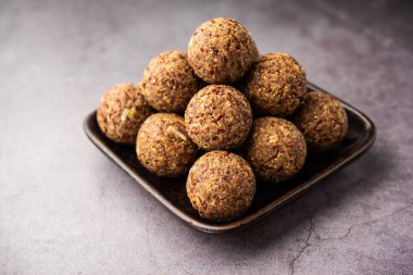 Alsi pinni laddu ya da keten tohumu laddo veya sağlıklı jawa ladoo Hint tatlı enerji toplarıdır.