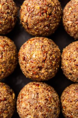 Alsi pinni laddu ya da keten tohumu laddo veya sağlıklı jawa ladoo Hint tatlı enerji toplarıdır.