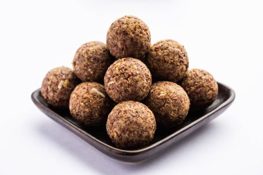 Alsi pinni laddu ya da keten tohumu laddo veya sağlıklı jawa ladoo Hint tatlı enerji toplarıdır.
