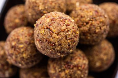 Alsi pinni laddu ya da keten tohumu laddo veya sağlıklı jawa ladoo Hint tatlı enerji toplarıdır.