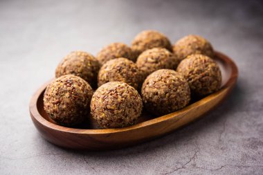 Alsi pinni laddu ya da keten tohumu laddo veya sağlıklı jawa ladoo Hint tatlı enerji toplarıdır.