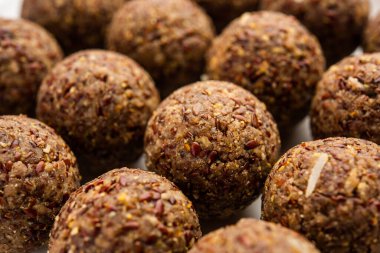Alsi pinni laddu ya da keten tohumu laddo veya sağlıklı jawa ladoo Hint tatlı enerji toplarıdır.