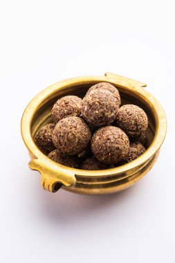 Alsi pinni laddu ya da keten tohumu laddo veya sağlıklı jawa ladoo Hint tatlı enerji toplarıdır.