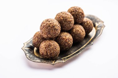 Alsi pinni laddu ya da keten tohumu laddo veya sağlıklı jawa ladoo Hint tatlı enerji toplarıdır.