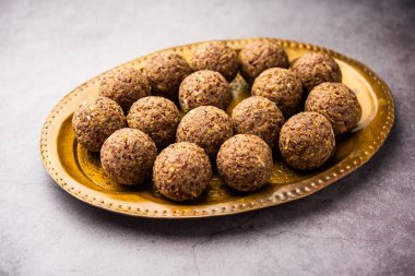 Alsi pinni laddu ya da keten tohumu laddo veya sağlıklı jawa ladoo Hint tatlı enerji toplarıdır.