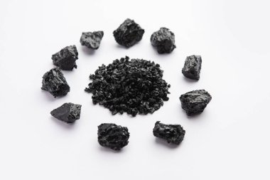Shilajit ya da shilajeet, Himalayalar 'ın kayalarında bulunan ayurvedik bir ilaçtır.