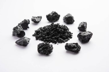 Shilajit ya da shilajeet, Himalayalar 'ın kayalarında bulunan ayurvedik bir ilaçtır.