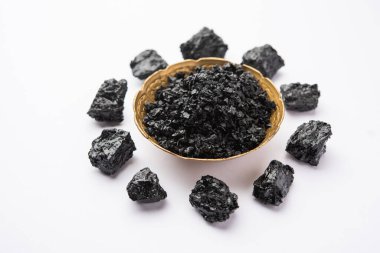 Shilajit ya da shilajeet, Himalayalar 'ın kayalarında bulunan ayurvedik bir ilaçtır.