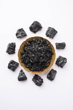 Shilajit ya da shilajeet, Himalayalar 'ın kayalarında bulunan ayurvedik bir ilaçtır.